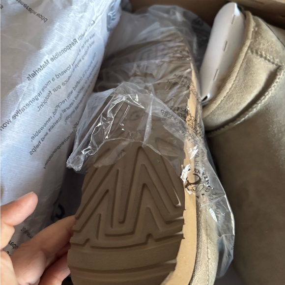 NIB Ugg Booties Moss Green - Picture 10 of 11